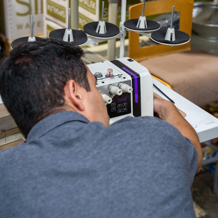 Técnico realizando mantenimiento preventivo a una máquina de coser industrial